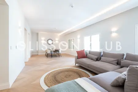 Spacious 4-bed penthouse with terrace in Barrio De Cortes, Centro