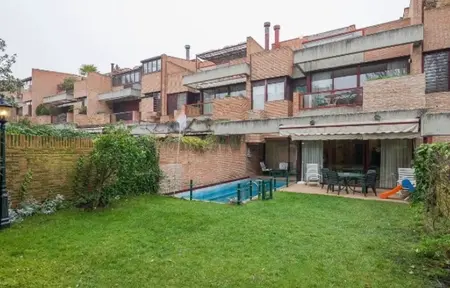 7-bed villa with pool and parking in Nueva España, Chamartín