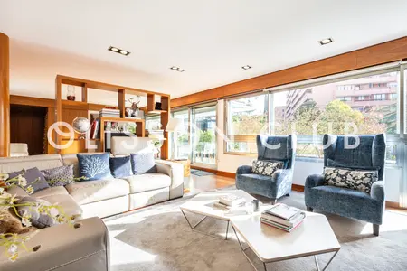 Spacious 4-bed apartment with terrace in Hispanoamérica, Chamartín