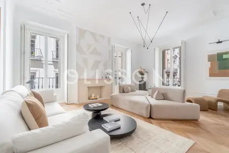 3-bed classic apartment with terrace in Justicia, Centro