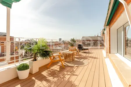 Ático de 2 dormitorios con terraza en Almagro, Chamberí