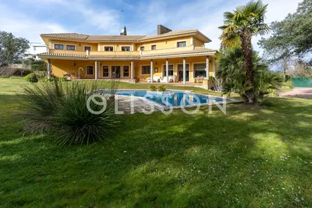 Classic 5-bed villa with terrace in Ciudalcampo