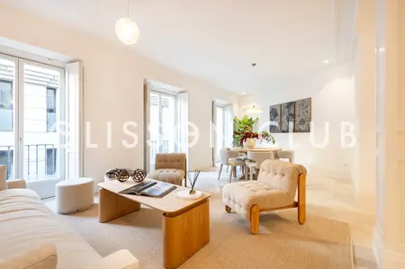 Renovated 3-bed penthouse with terrace in Palacio, Centro