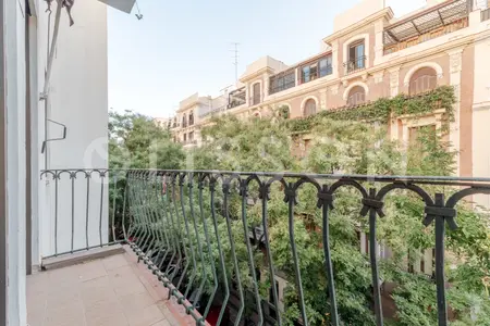 Excepcional piso exterior a reformar con terraza en edificio clásico en Recoletos