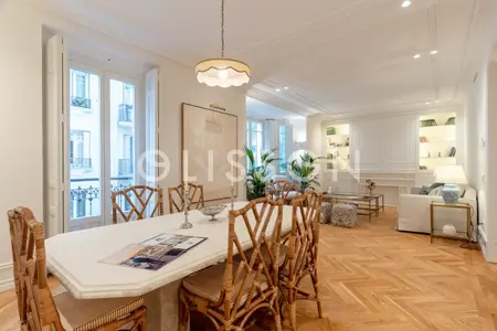 Classic 3-bed apartment with terrace in Almagro, Chamberí