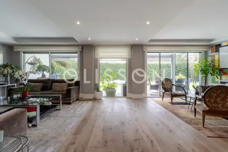 Chalet pareado reformado con jardín sur en exclusiva urbanización privada