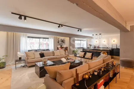 Spacious 4-bed apartment with terrace in Castellana, Salamanca
