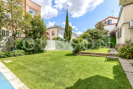 Un piso con piscina y garaje en Hispanoamérica