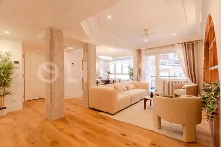 Sunlit 3-bed penthouse with terrace in Goya, Salamanca