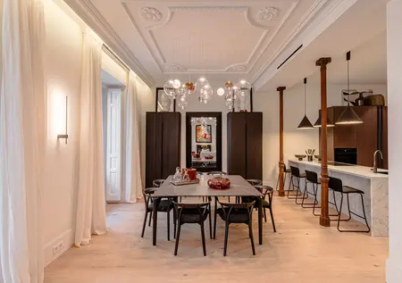 Spacious 4-bed apartment with terrace in Salesas, Centro