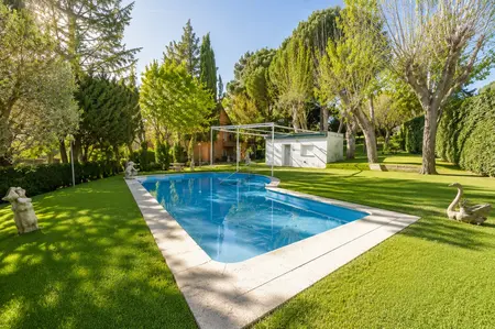 Exclusiva residencia rodeada de naturaleza con piscina y máxima privacidad
