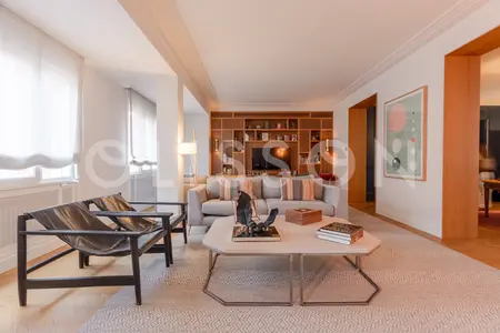 Magnífica vivienda exterior con techos altos